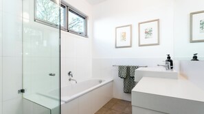 Dusche, Haartrockner, Handtücher