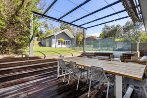 屋外ダイニングエリア