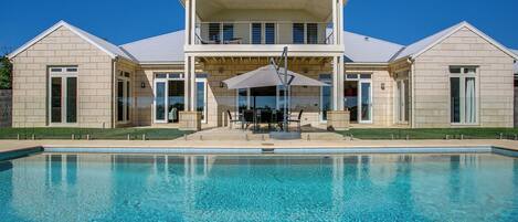 Een verwarmd zwembad