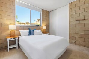 5 bedrooms, WiFi, bed sheets