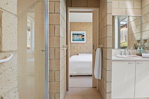 Douche, serviettes fournies