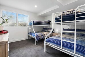 5 bedrooms, WiFi, bed sheets - Sorrento Beach House (Sorrento)