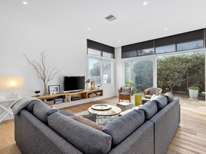 TV, fireplace - Bella Views: 4  BR, 2  BA House in Portsea, Sleeps 8 (Portsea)