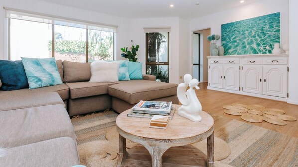 Smart TV, fireplace - Blissful Escape: 5 BR, 4 BA House in Portsea, Sleeps 11 (Portsea)