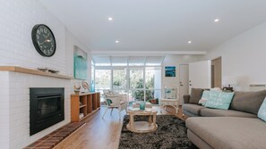 Smart TV, fireplace - Blissful Escape: 5 BR, 4 BA House in Portsea, Sleeps 11 (Portsea)
