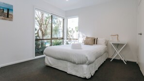 5 bedrooms, WiFi - Blissful Escape: 5 BR, 4 BA House in Portsea, Sleeps 11 (Portsea)