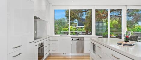 Een koelkast, een microgolfoven, een oven, een kookplaat