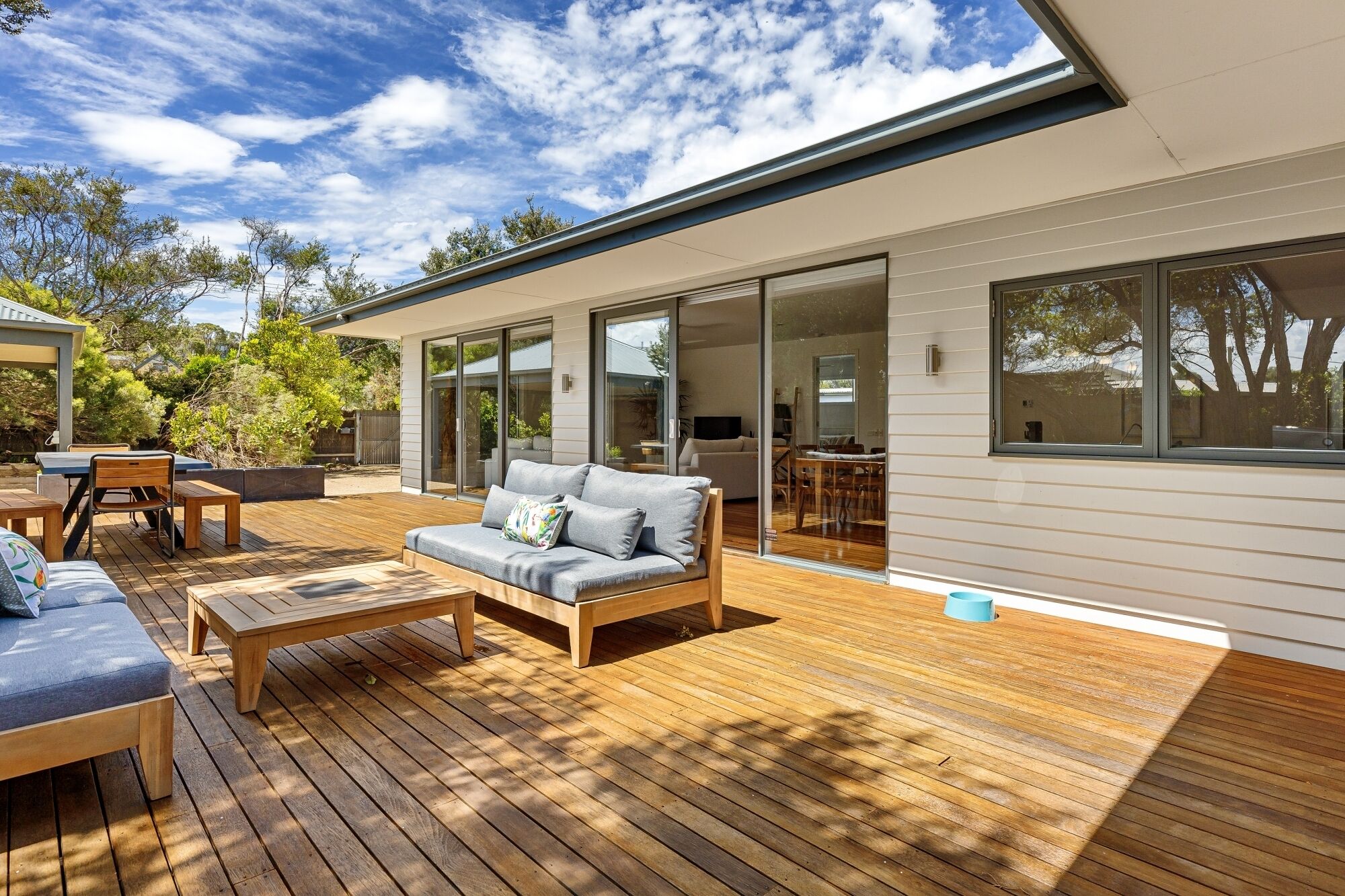 屋外ダイ  ニングエリア