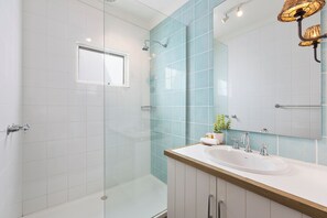 Shower, hair dryer, towels - Hamptons in Sorrento (Sorrento)