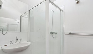 Shower, hair dryer, towels - Portsea Reserve House (Portsea)