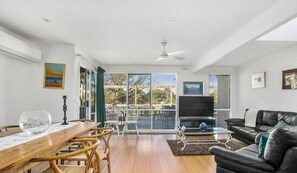 Smart TV, DVD player, books - Portsea Reserve House (Portsea)