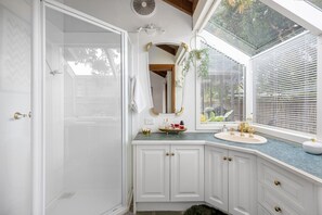 Douche, séchoir à cheveux, serviettes fournies