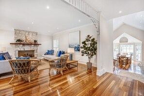 TV, fireplace - Monterey Escape - 200m to Sorrento bay beach (Sorrento)