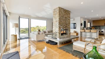 Smart TV, fireplace