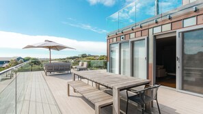 Outdoor dining - Back Beach: 6  BR, 4  BA House in Portsea, Sleeps 12 (Portsea)