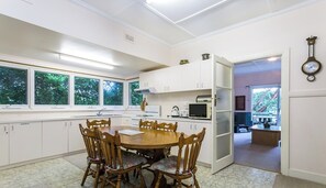 Dining - Back Beach Lodge: 4  BR, 1.5  BA House in Portsea, Sleeps 10 (Portsea)