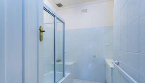 シャワー、タオル、トイレットペーパー