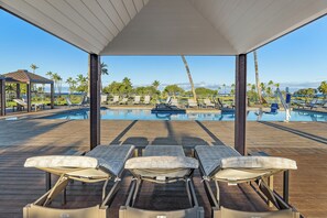 A heated pool - Gorgeous Top-Floor Condo in Prime Location at Mauna Lani (Kamuela)