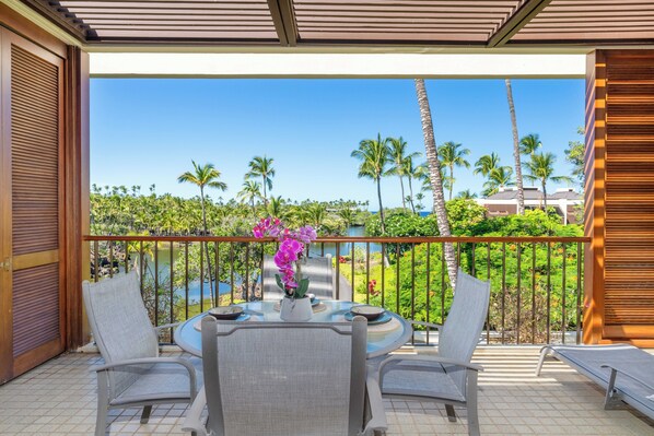 Outdoor dining - Gorgeous Top-Floor Condo in Prime Location at Mauna Lani (Kamuela)