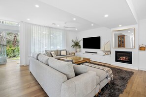 TV, fireplace - Timaru Tennis: 4  BR, 2  BA House in Sorrento, Sleeps 8 (Sorrento)