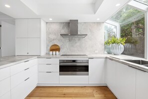 Fridge, microwave, oven, stovetop - Timaru Tennis: 4  BR, 2  BA House in Sorrento, Sleeps 8 (Sorrento)