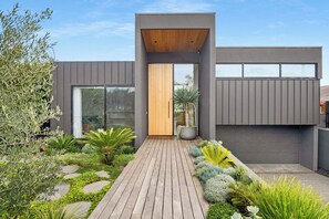Terrace/patio - Solace by the Bay: 5  BR, 3  BA House in Blairgowrie, Sleeps 10 (Blairgowrie)