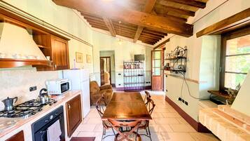 Frigorifero, microonde, forno, macchina per tè/caffè