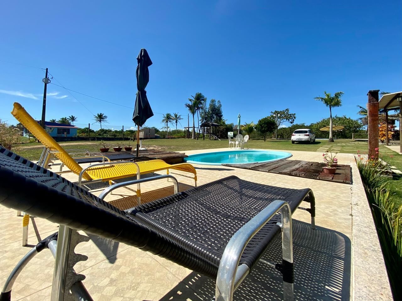 Un espace aménagé au bord de la piscine, avec des chaises longues et une piscine.