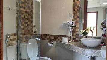 Standardværelse med dobbeltseng eller 2 enkeltsenge | Badeværelse | Bruser, gratis toiletartikler, hårtørrer, håndklæder