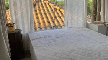Romantisk dobbelt- eller tomannsrom, 1 queensize-seng, eget bad | Senger med overmadrass, individuelt dekorert og wi-fi (inkludert)