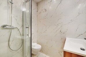 Apartamento | Banheiro | Secador de cabelo, toalhas de banho, shampoo 