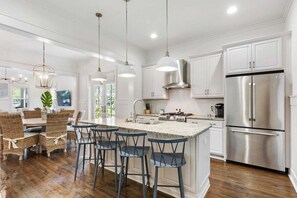 ثلاجة، ميكروويف، فرن، موقد طهي مسطح