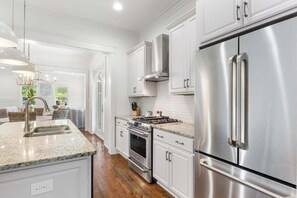 ثلاجة، ميكروويف، فرن، موقد طهي مسطح