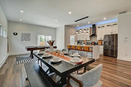 Luxury, Indy Getaway! Prime Location, Sleeps 14