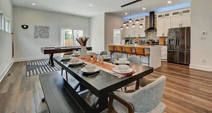 Luxury, Indy Getaway! Prime Location, Sleeps 14