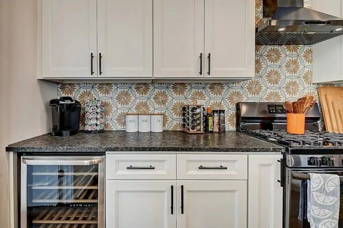 Luxury, Indy Getaway! Prime Location, Sleeps 14