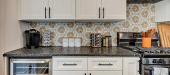 Luxury, Indy Getaway! Prime Location, Sleeps 14