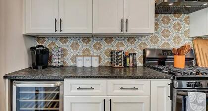 Luxury, Indy Getaway! Prime Location, Sleeps 14