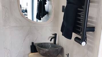 SĂšche-cheveux, serviettes fournies, papier toilette