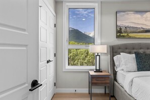 3 habitaciones, tabla de planchar con plancha y cuna de viaje 