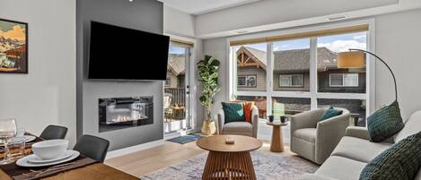 Smart TV, fireplace