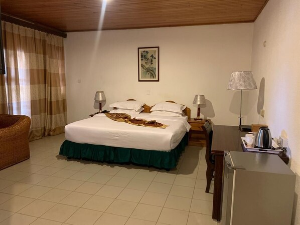 Habitación Deluxe con 2 camas individuales, vista a la ciudad | Caja de seguridad en la habitación y escritorio 