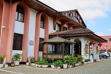 Exterior. Royal Park Hotel
