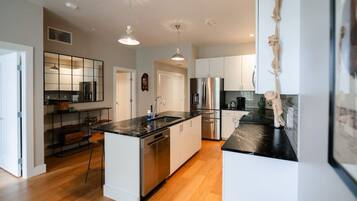 Kühlschrank, Mikrowelle, Herdplatte, Wasserkocher mit Kaffee-/Teezubehör