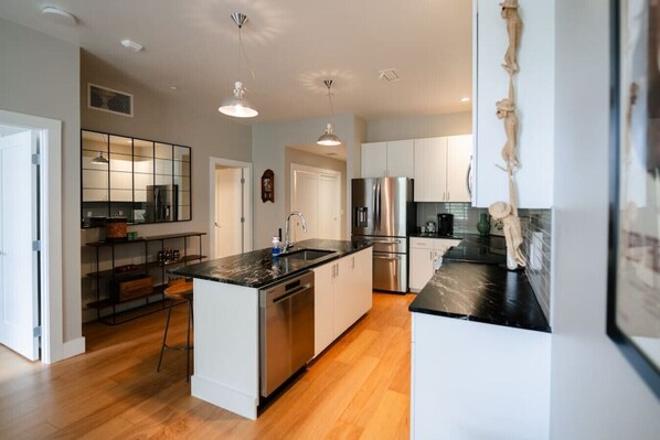 Frigorífic, microones, placa de cuina i cafetera i tetera 