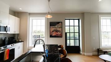 Refrigerador, microondas y comedor