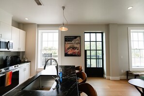 Réfrigérateur, micro-ondes, tables à manger