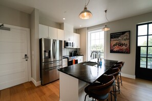 Réfrigérateur, micro-ondes, tables à manger