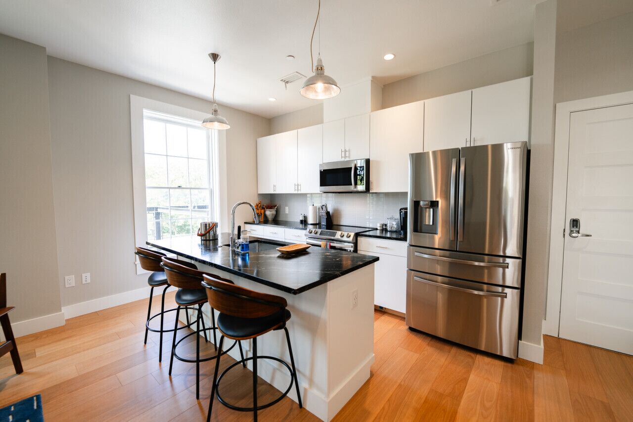 Refrigerador, microondas, parrilla de estufa y comedor 