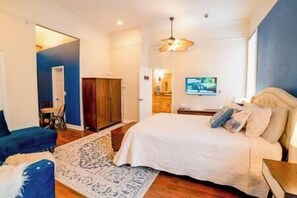 3 habitaciones, tabla de planchar con plancha, wifi y ropa de cama 